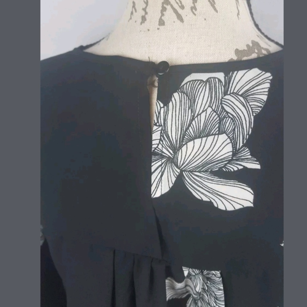⭐Japna black floral blouse - Picture 5 of 6